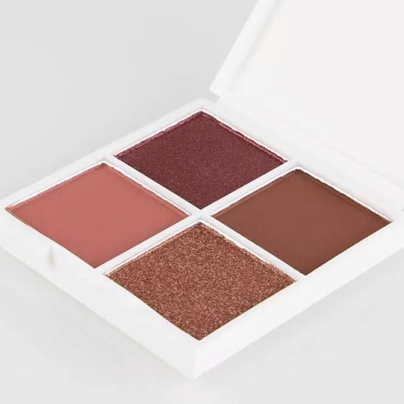 Beauty Bundle with eyeshadow quad, lip liner, and gloss. - Picture 3 of 4